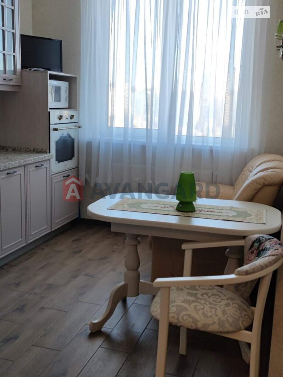 1 ��. ��������, 42/18/10 ��. �., 11/16 ������ ���� 5