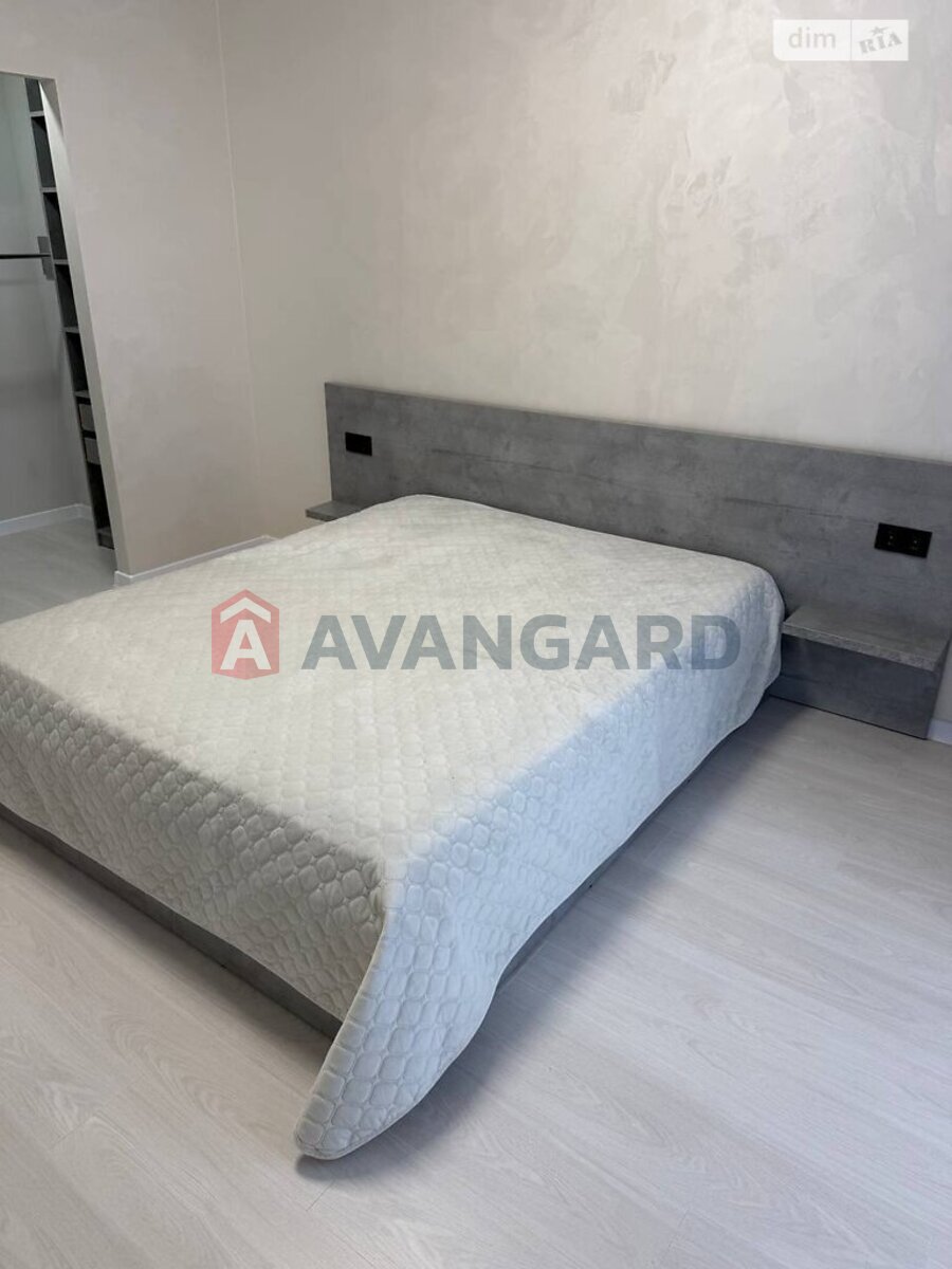 3 ��. ��������, 91/57/18 ��. �., 9/9 ������ ���� 8