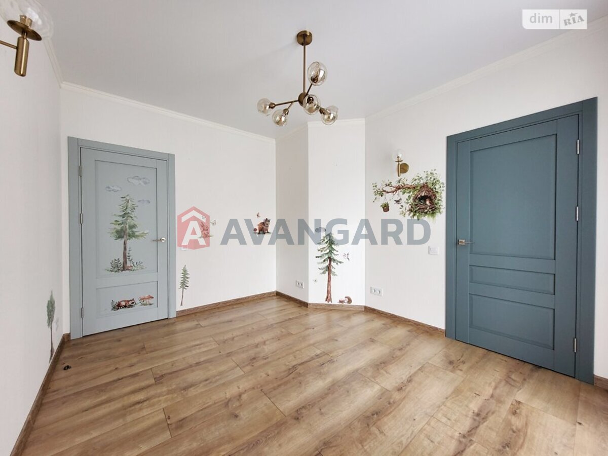 3 ��. ��������, 82/43/12 ��. �., 7/7 ������ ���� 19