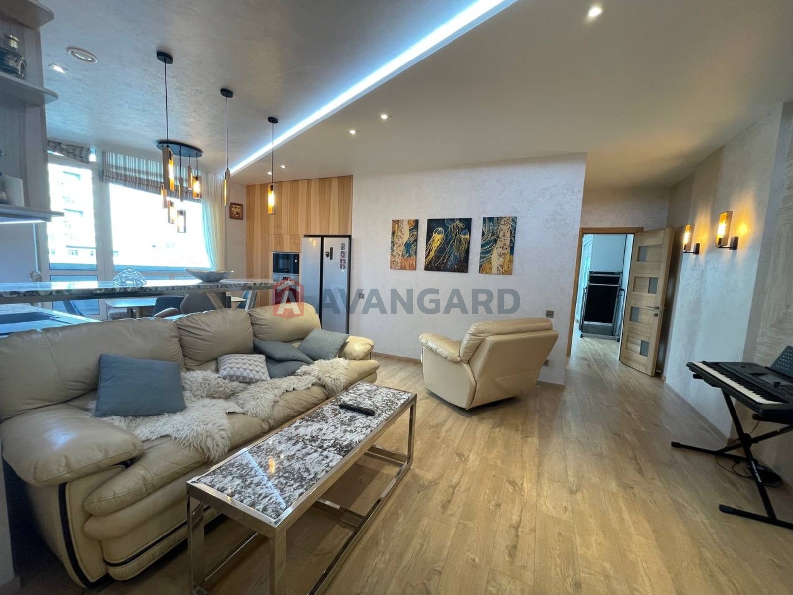 3 ��. ��������, 82/60/12 ��. �., 4/25 ������ ���� 12