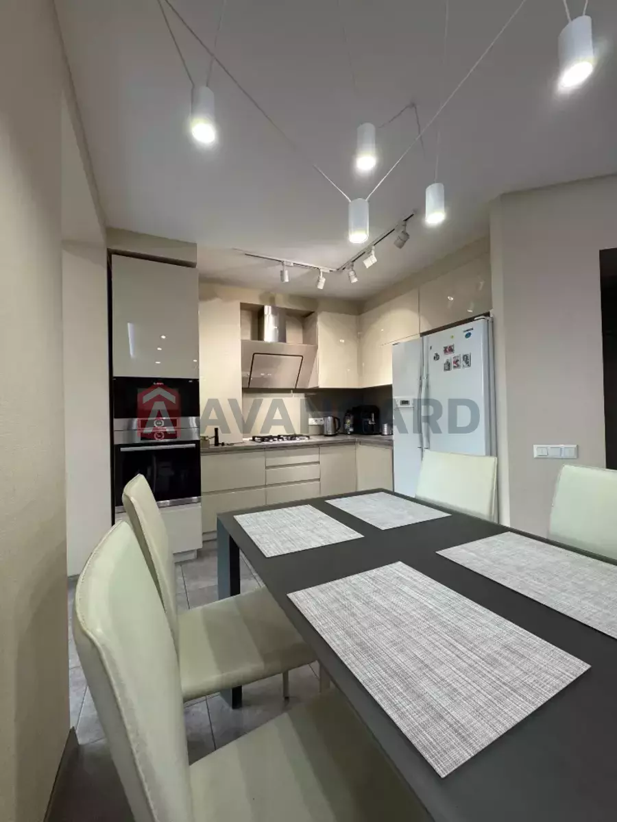 3 ��. ��������, 98/40/40 ��. �., 9/10 ������ ���� 9