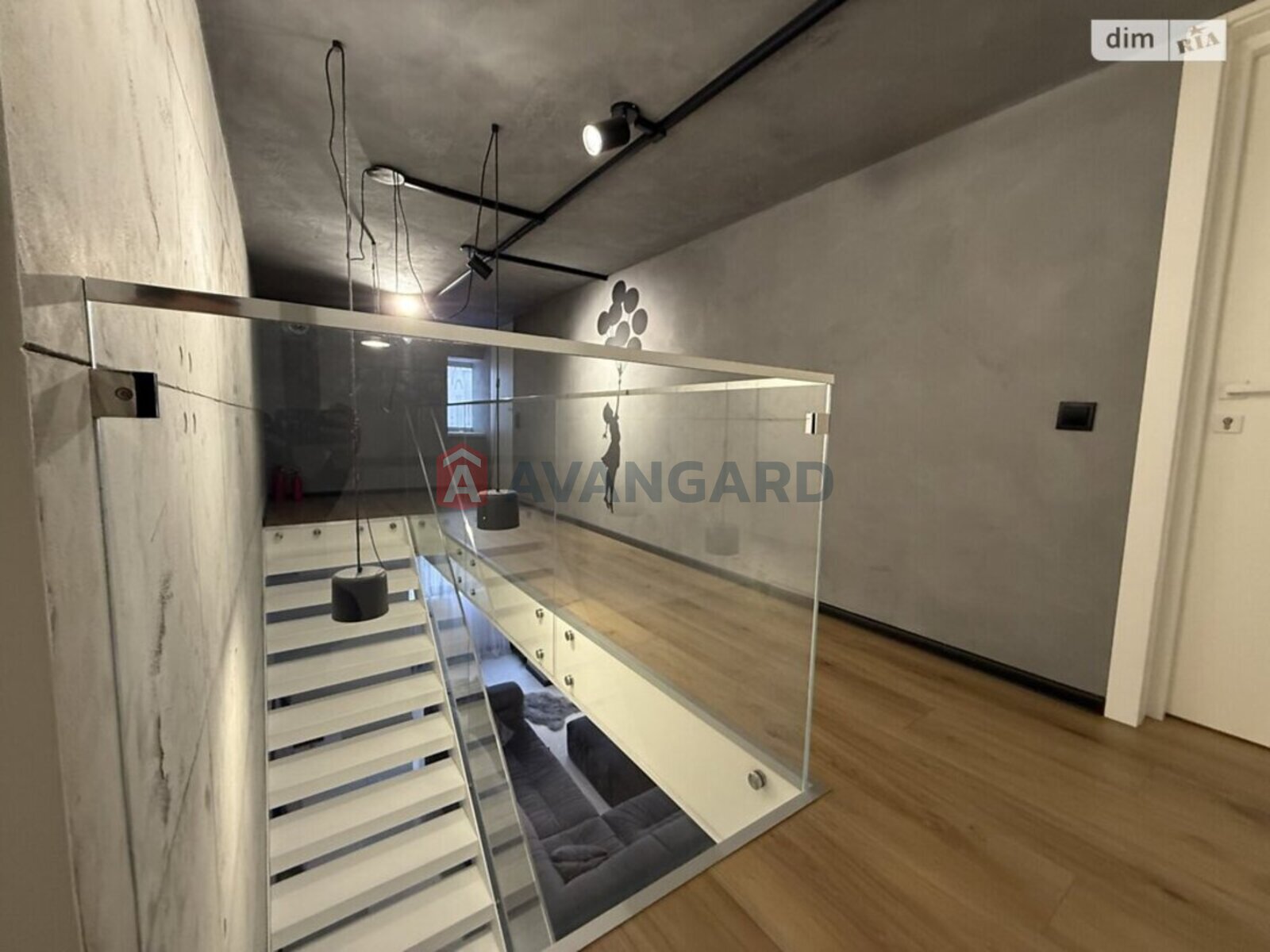 5 ��. ��������, 200/130/40 ��. �., 9/9 ������ ���� 20