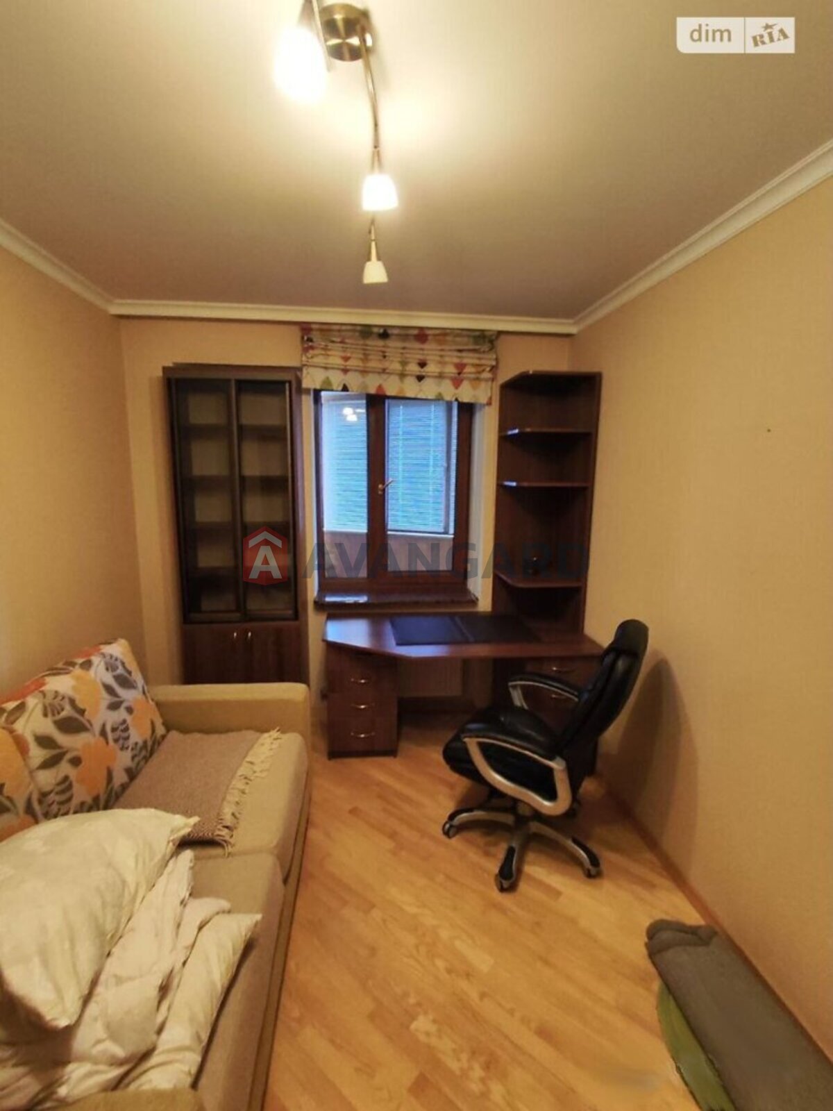 3 ��. ��������, 120/-/- ��. �., 4/10 ������ ���� 10