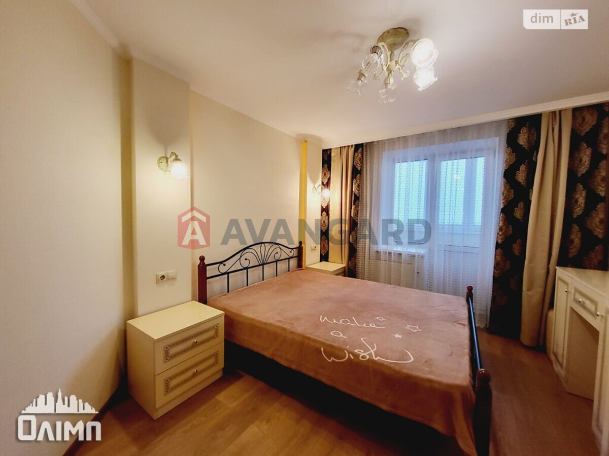 3 ��. ��������, 81/45/15 ��. �., 11/11 ������ ���� 18