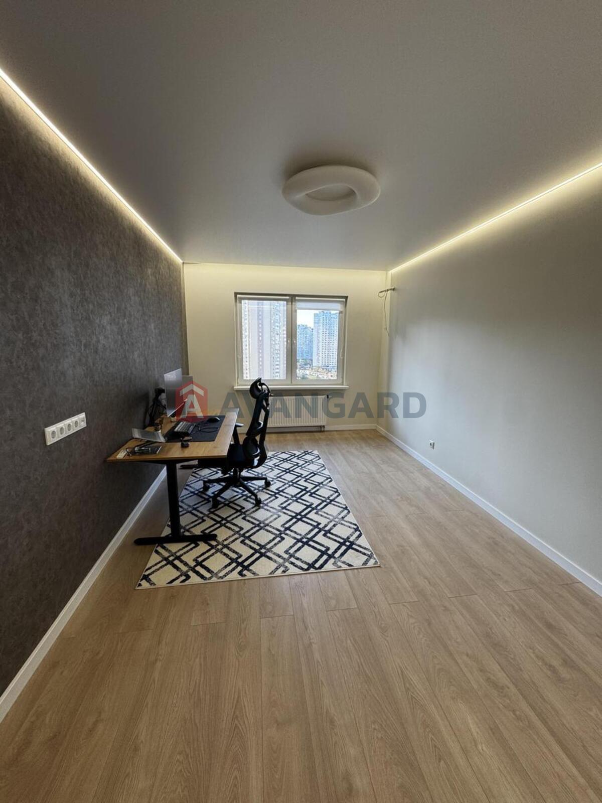 3 ����. ��������, 82/42/12 ��. �., 15/25 ���� ���� 12