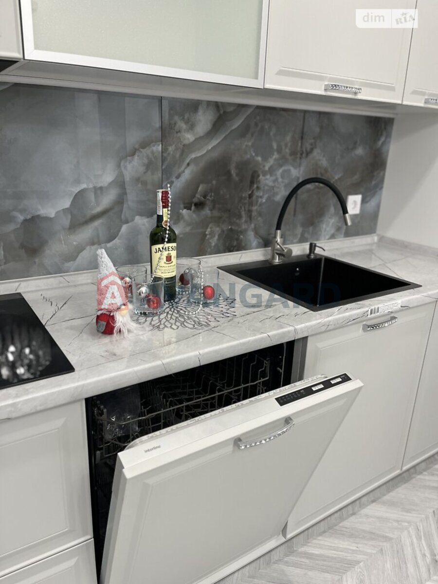 3 ��. ��������, 80,8/49,5/28.8 ��. �., 2/8 ������ ���� 19