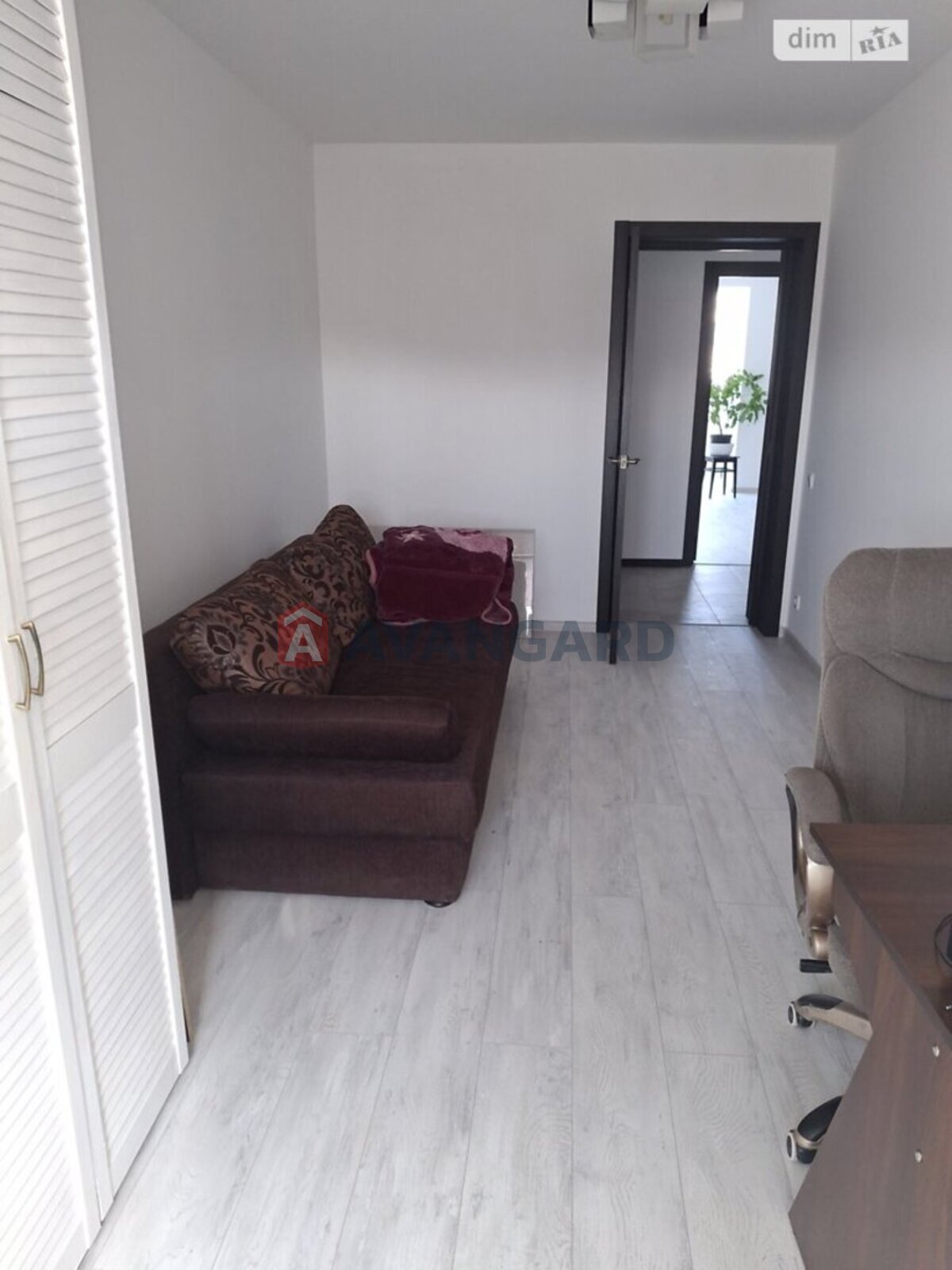 4 ��. ��������, 80/-/10 ��. �., 8/10 ������ ���� 10