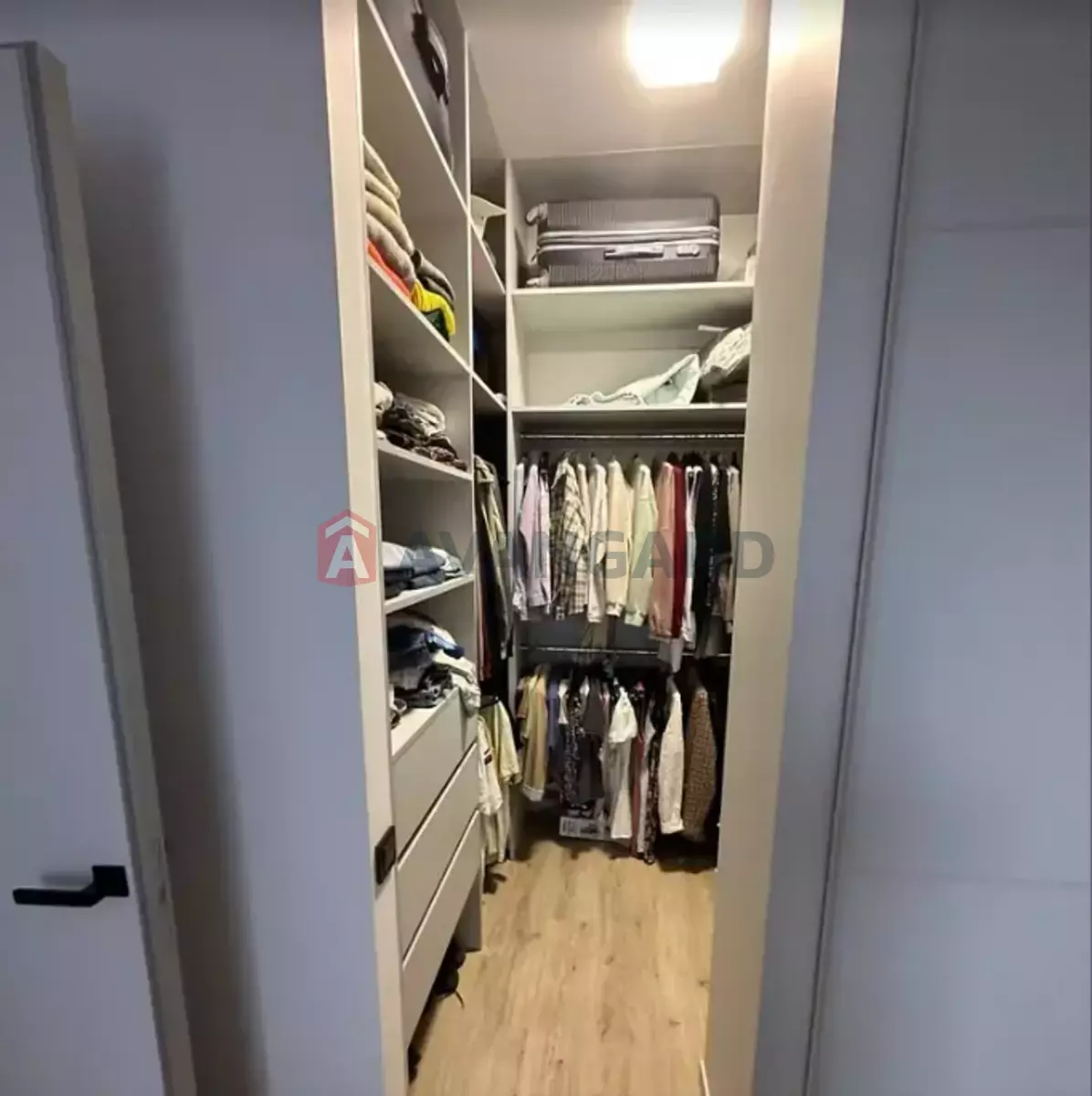 3 ��. ��������, 82/72/37 ��. �., 2/12 ������ ���� 10