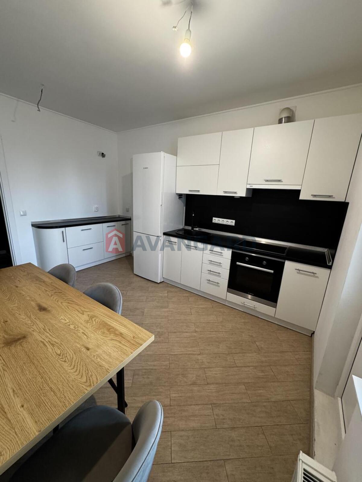 3 ����. ��������, 82/42/12 ��. �., 15/25 ���� ���� 21