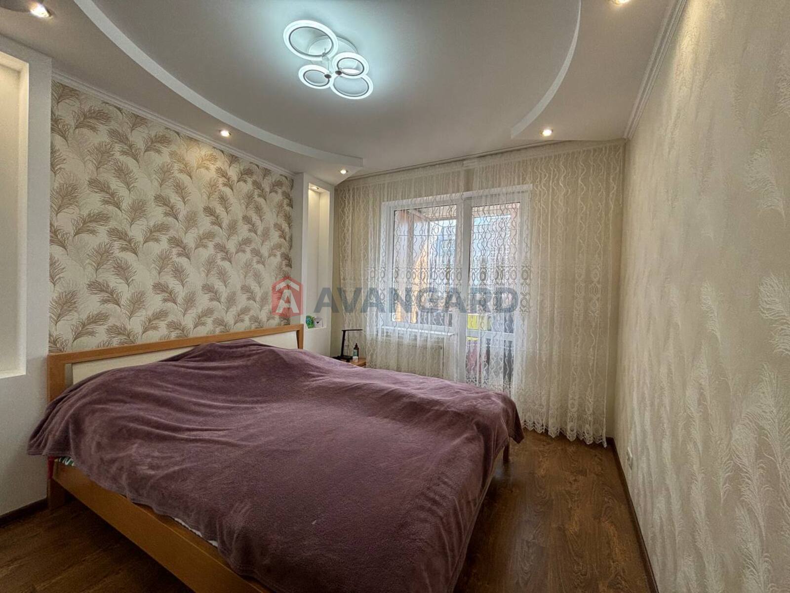 3 ��. ��������, 65/-/- ��. �., 8/10 ������ ���� 12