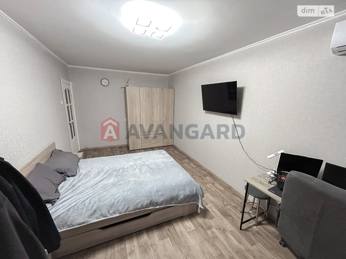 3 ��. ��������, 64/38/8 ��. �., 2/9 ������ ���� 19