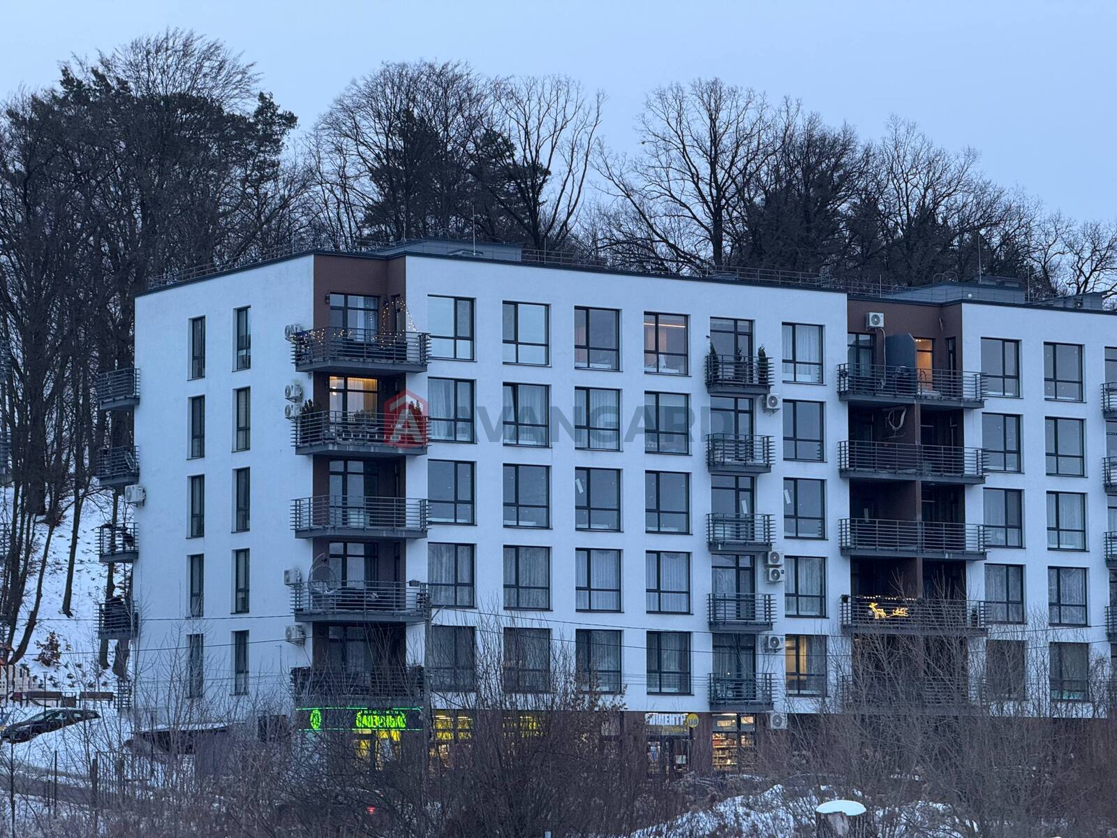 3 ��. ��������, 76.3/42.2/15.4 ��. �., 2/5 ������ ���� 24