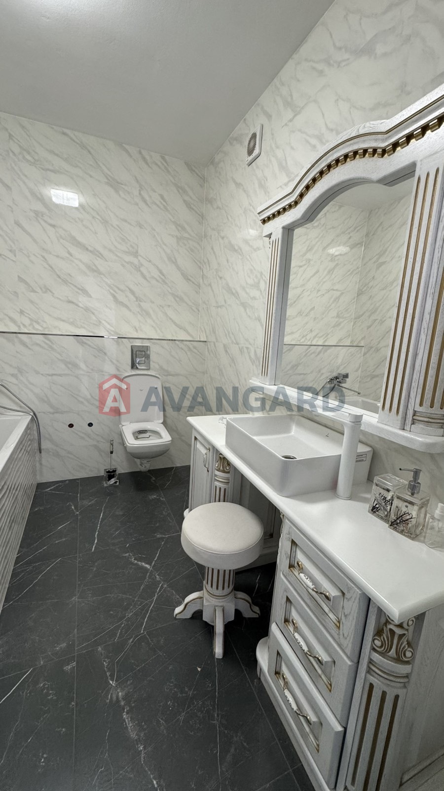 3 ����. ��������, 82,8/42,8/15,4 ��. �., 9/10 ���� ���� 9