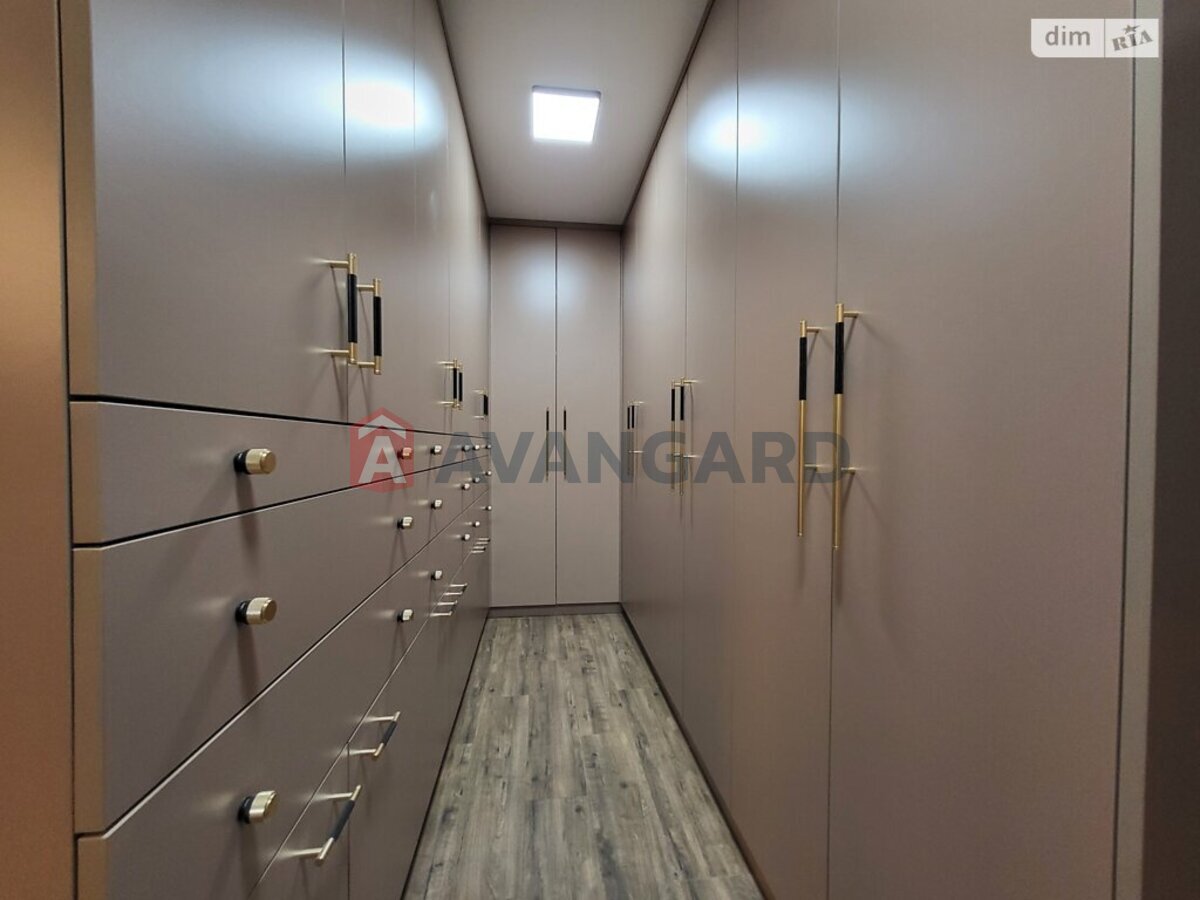 2 ����. ��������, 82/-/- ��. �., 8/9 ���� ���� 18