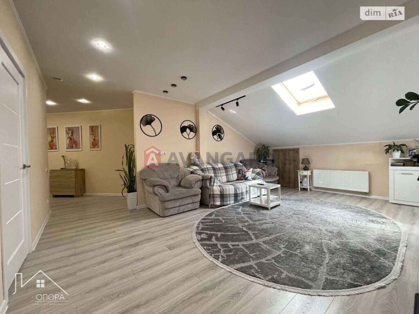 3 ��. ��������, 118/41/40 ��. �., 8/10 ������ ���� 4