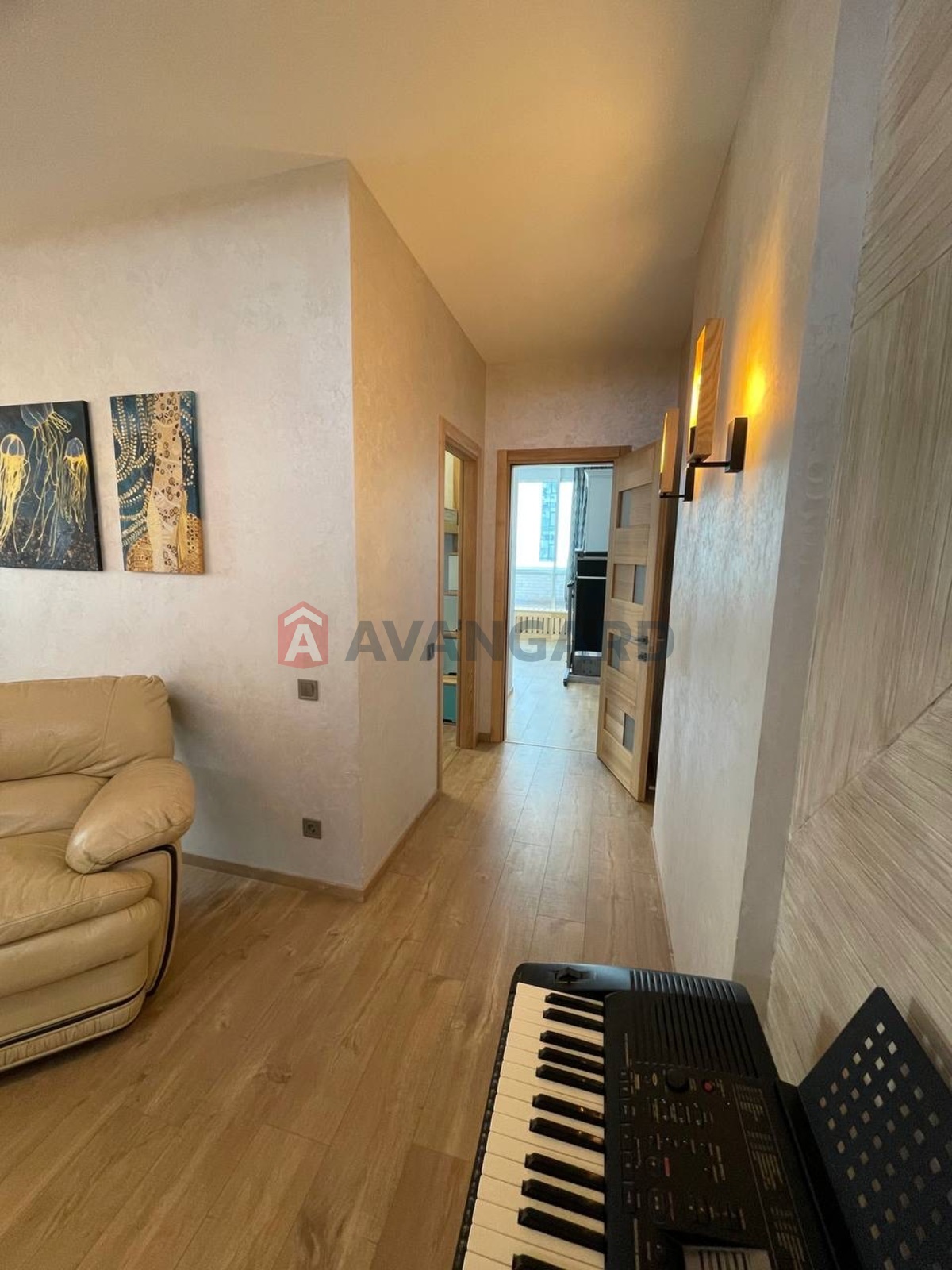 3 ��. ��������, 82/60/12 ��. �., 4/25 ������ ���� 2