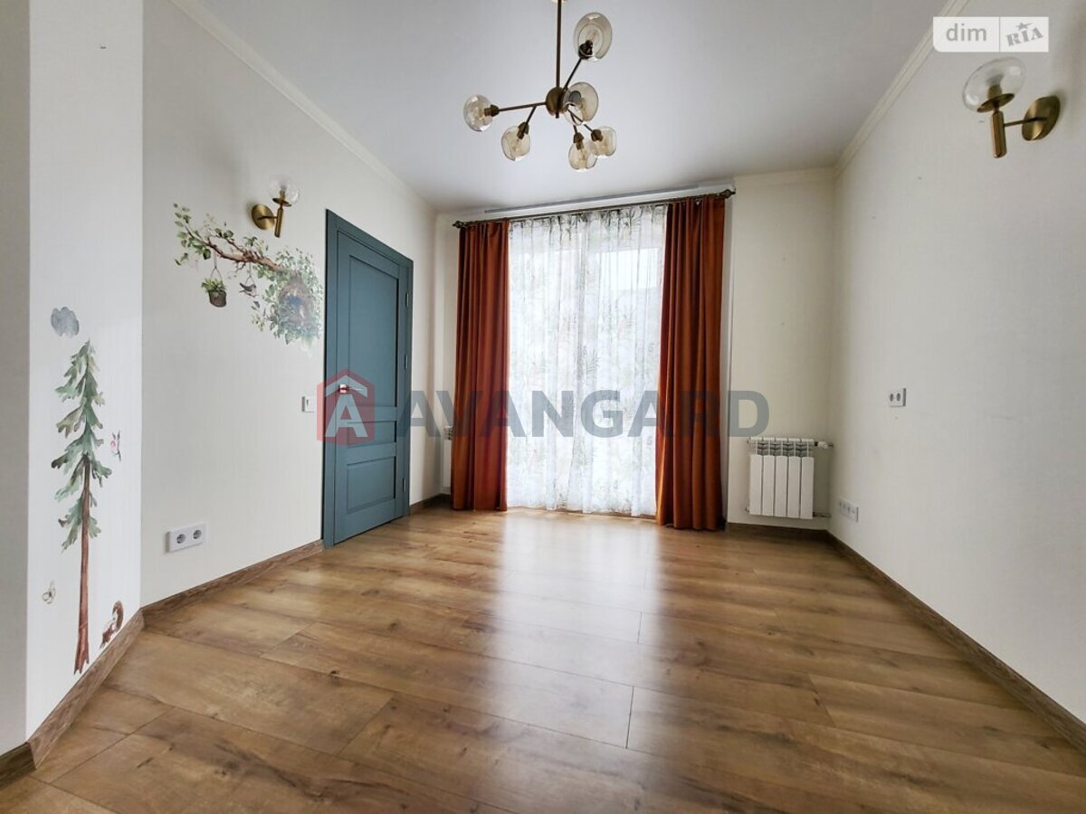 3 ��. ��������, 82/43/12 ��. �., 7/7 ������ ���� 17