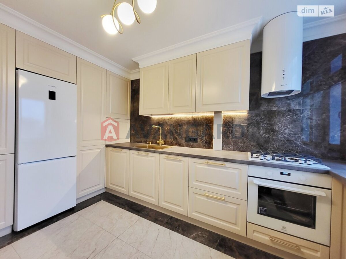 2 ����. ��������, 82/-/- ��. �., 8/9 ���� ���� 13