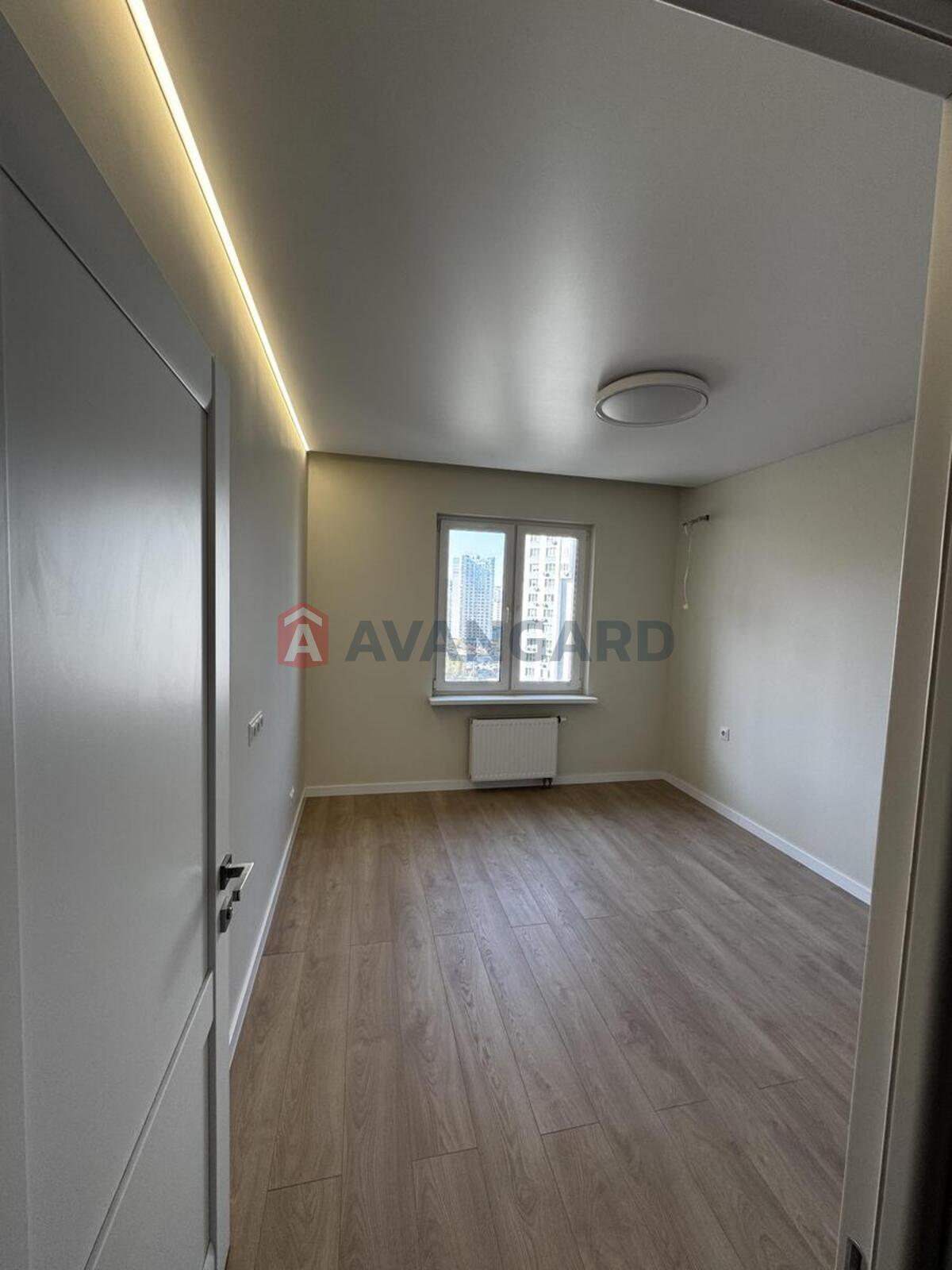 3 ����. ��������, 82/42/12 ��. �., 15/25 ���� ���� 7