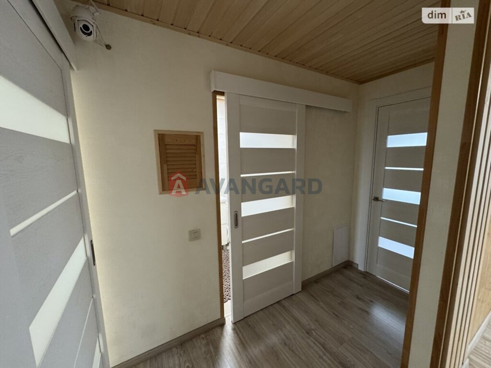 3 ��. ��������, 64/42/8 ��. �., 9/9 ������ ���� 8