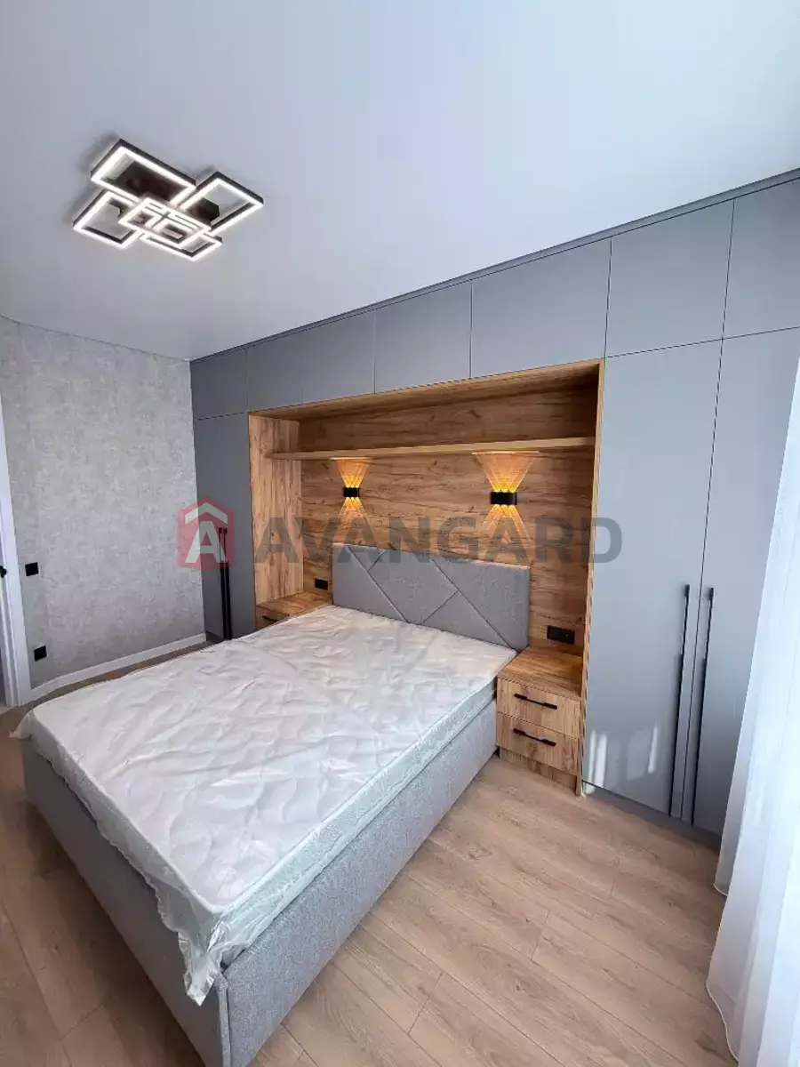 1 ��. ��������, 42/-/18 ��. �., 9/10 ������ ���� 8