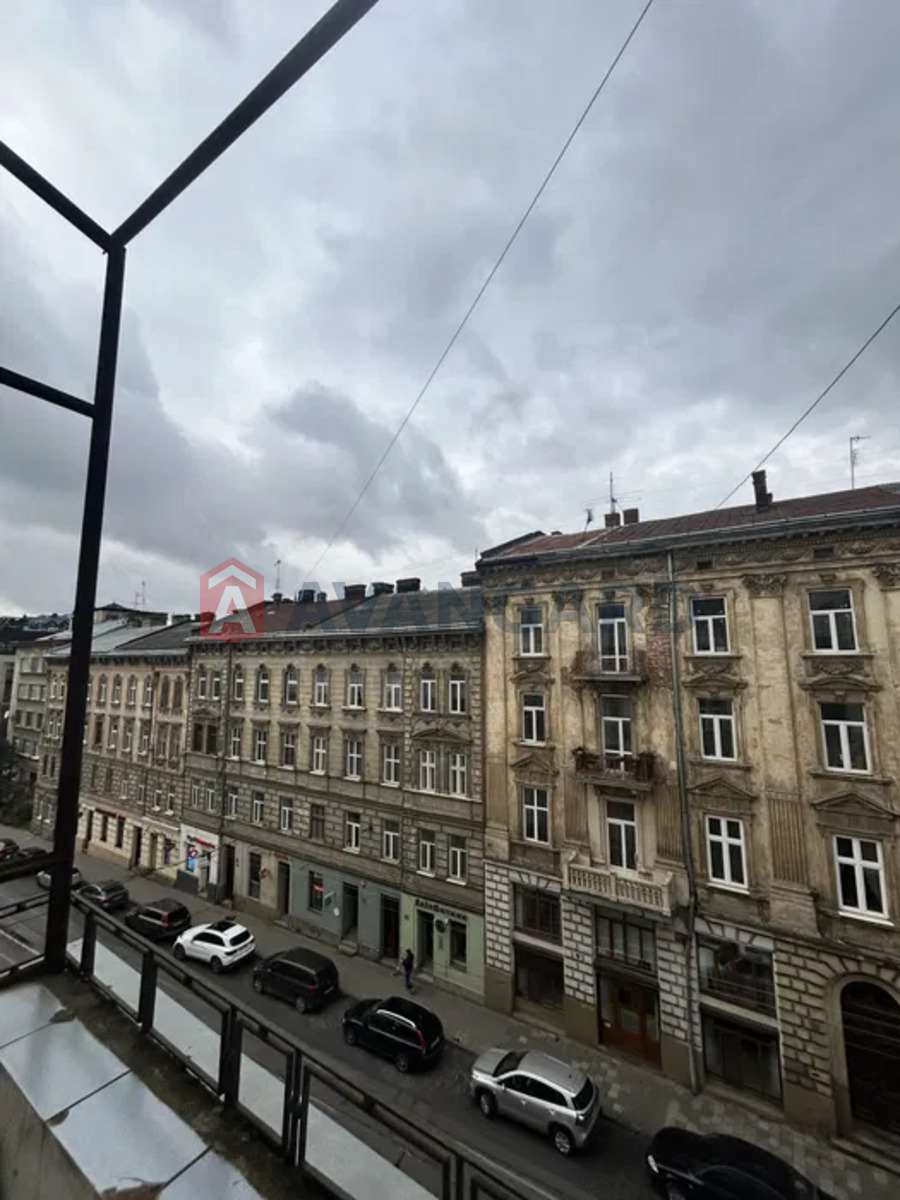 3 ��. ��������, 102/-/12 ��. �., 4/5 ������ ���� 12