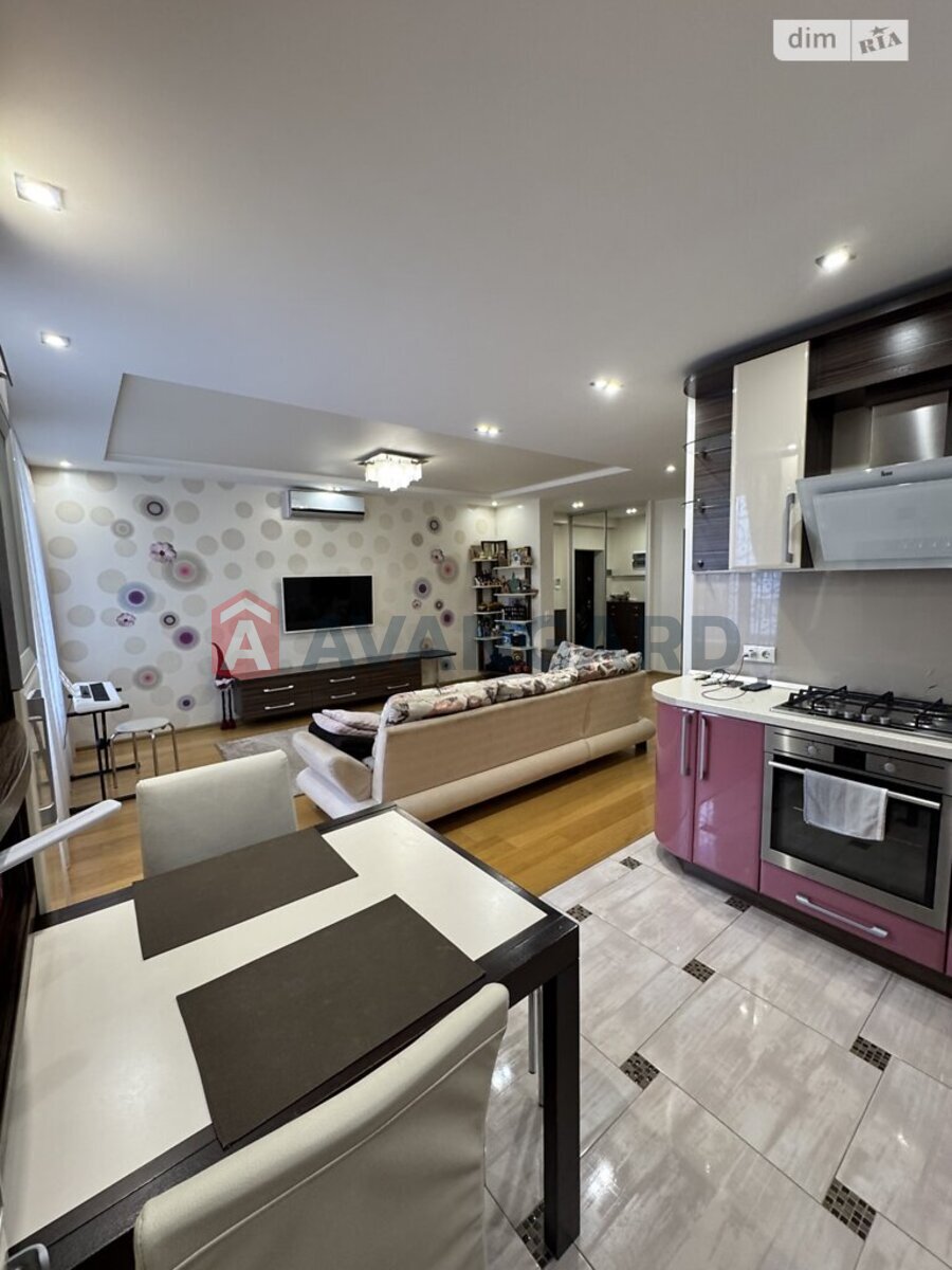 3 ��. ��������, 83/46/16 ��. �., 3/9 ������ ���� 6