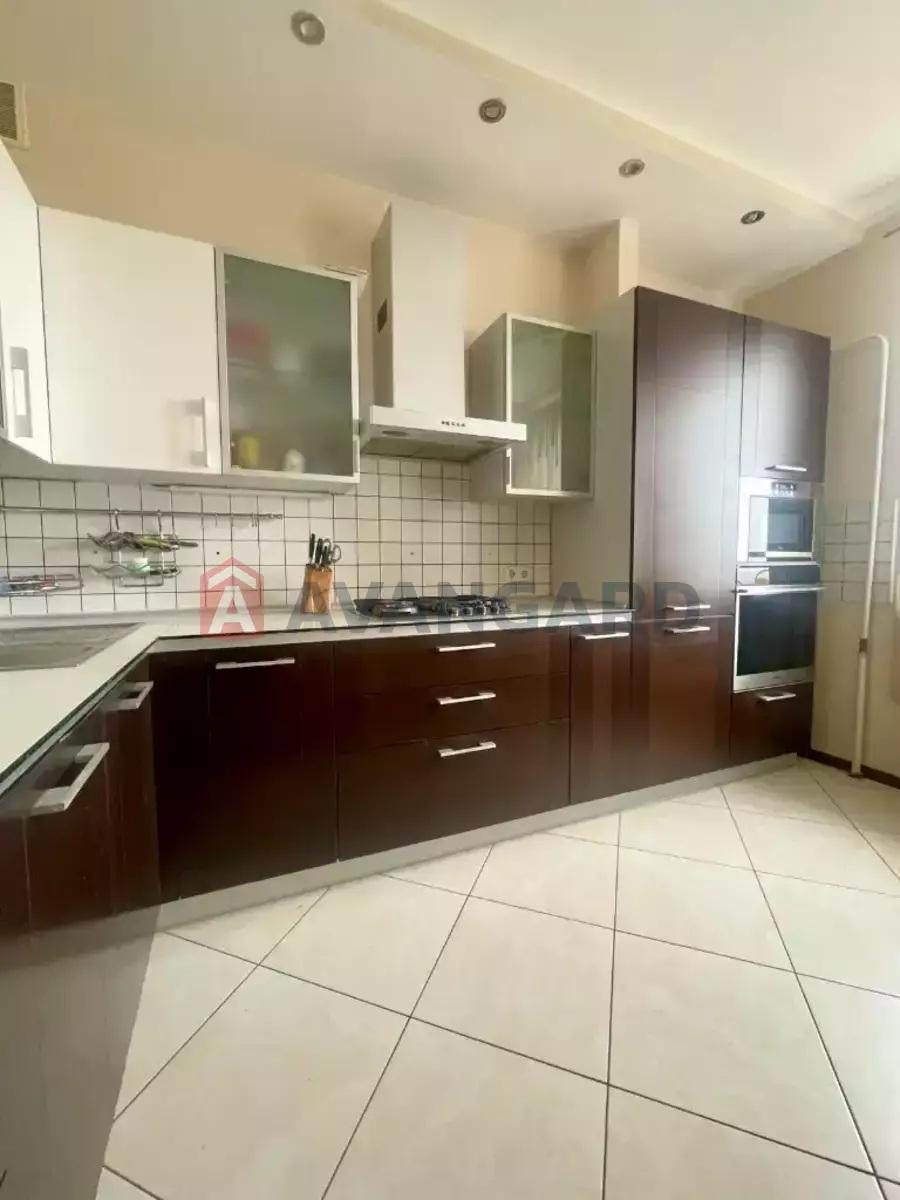 4 ��. ��������, 242/-/- ��. �., 10/11 ������ ���� 1