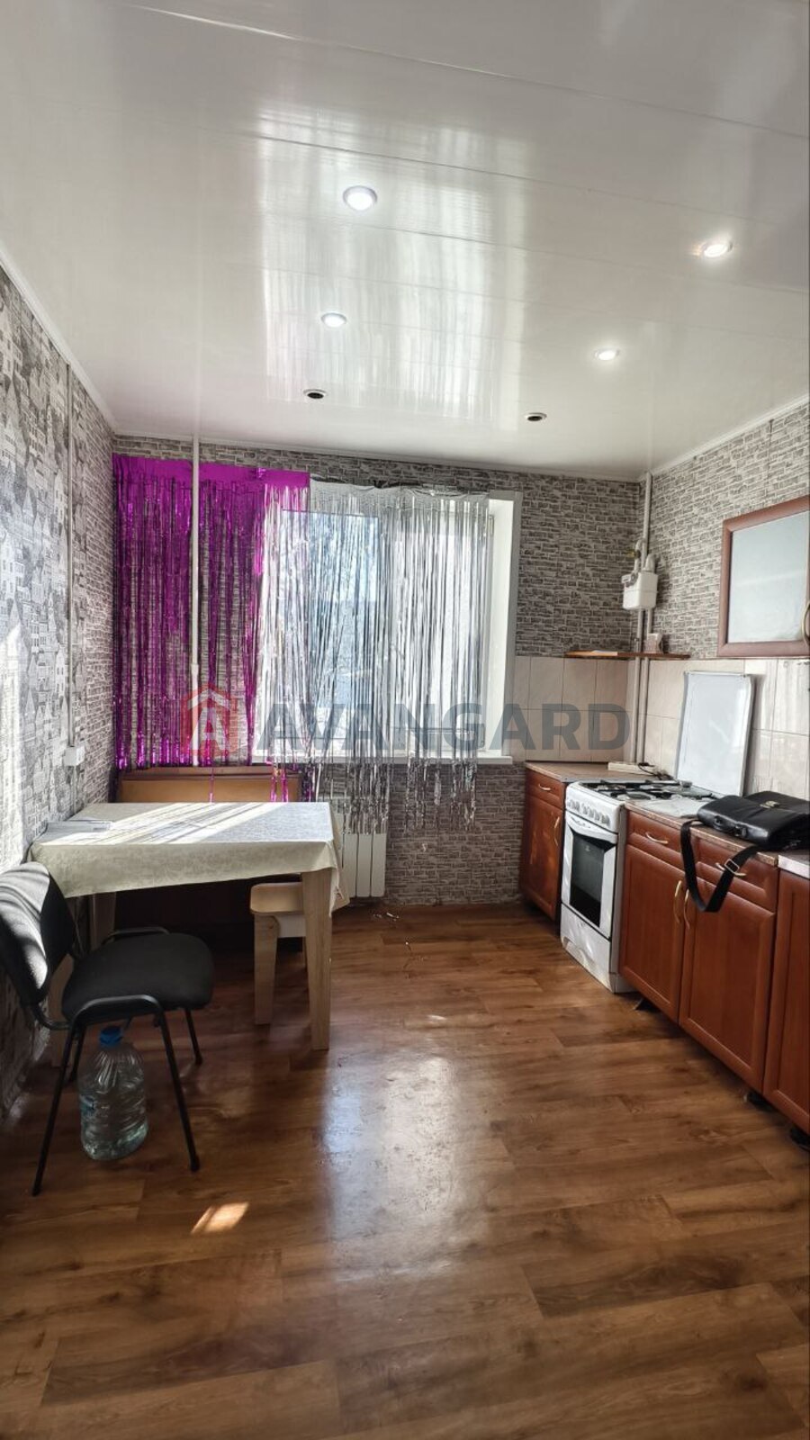 3 ����. ��������, 62/37/9 ��. �., 4/9 ���� ���� 10