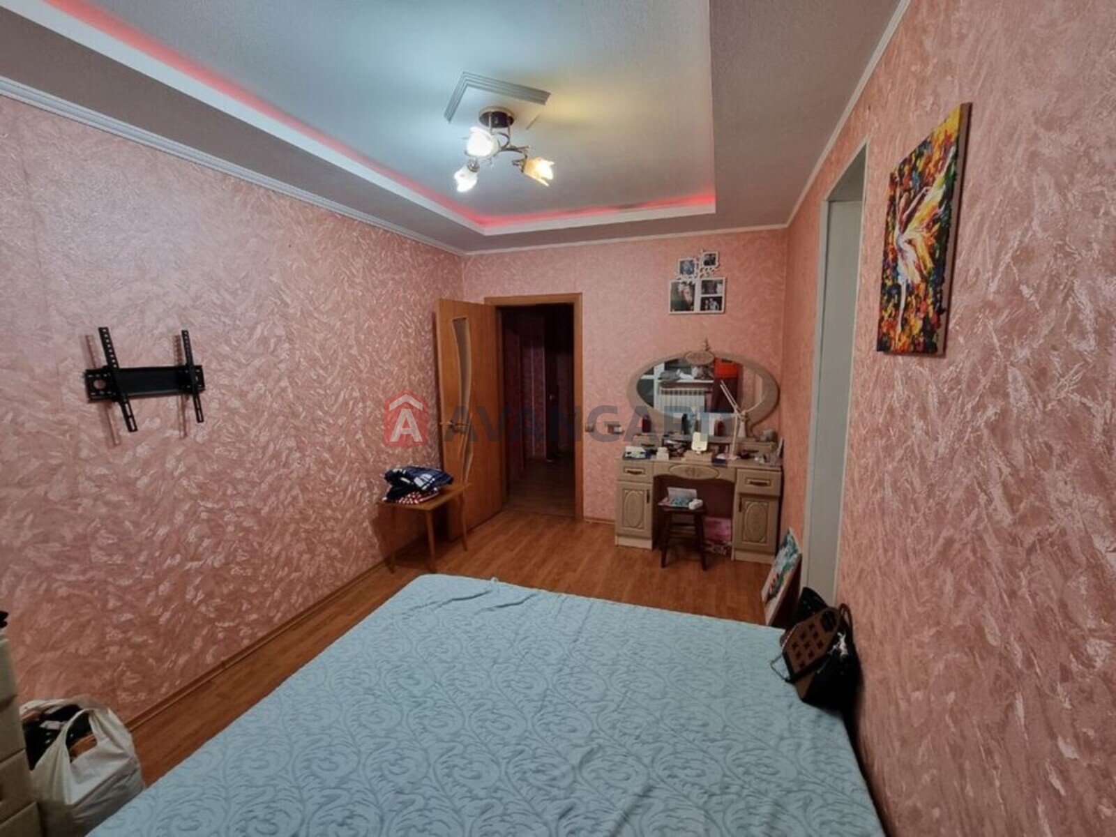 4 ��. ��������, 77/-/9 ��. �., 6/9 ������ ���� 3