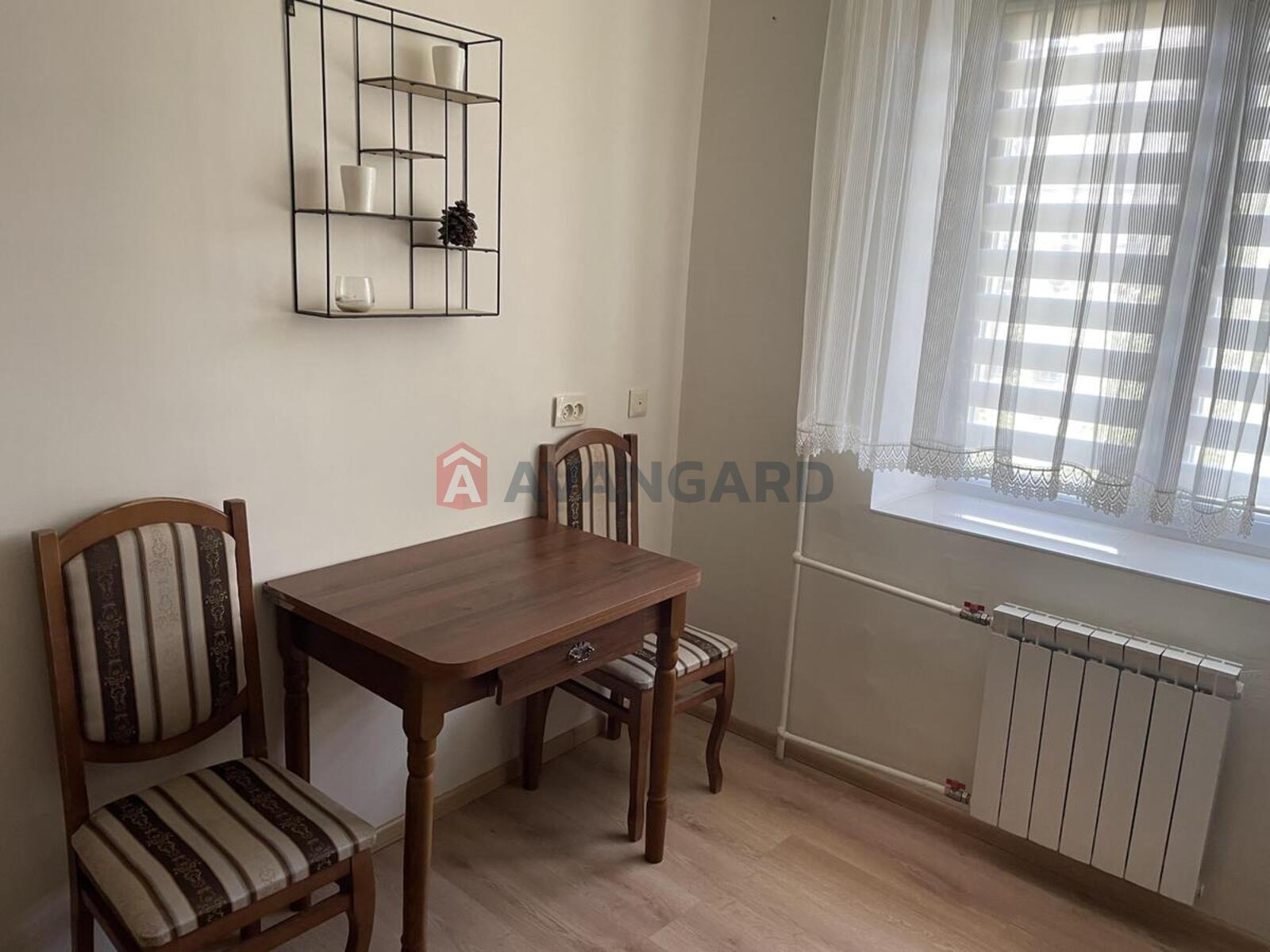 1 ��. ��������, 37/18/6 ��. �., 4/9 ������ ���� 24