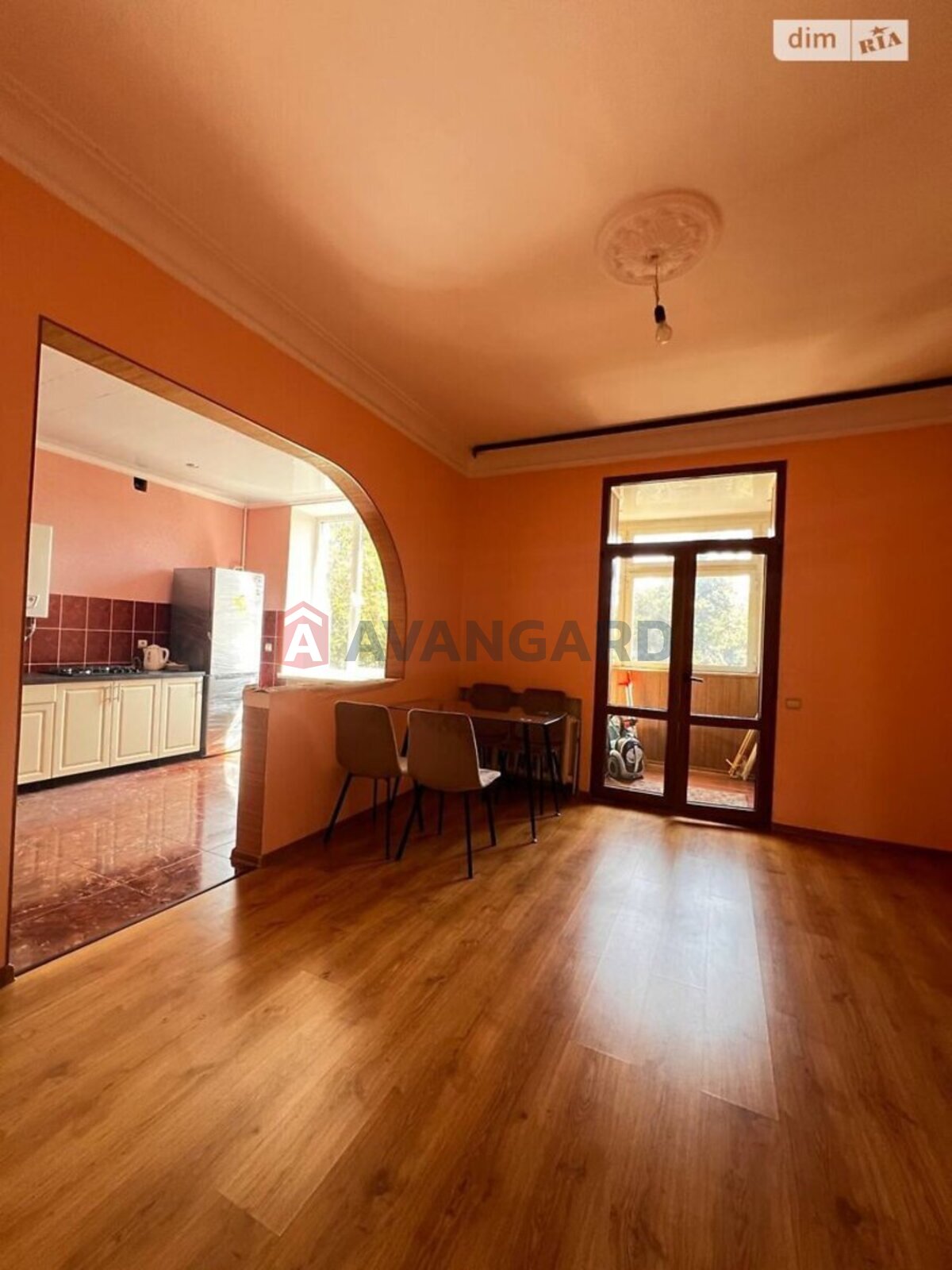 3 ��. ��������, 100/-/- ��. �., 3/4 ������ ���� 9