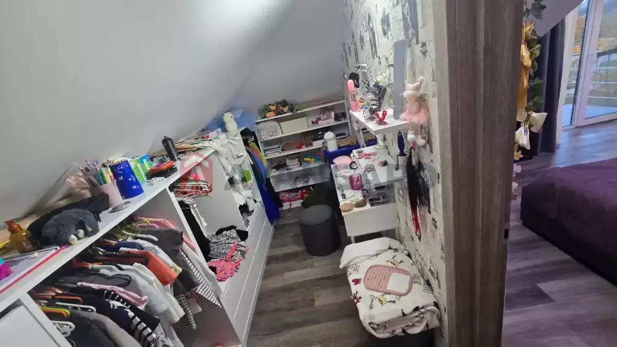 �������, 205 ��.�. ���� 27
