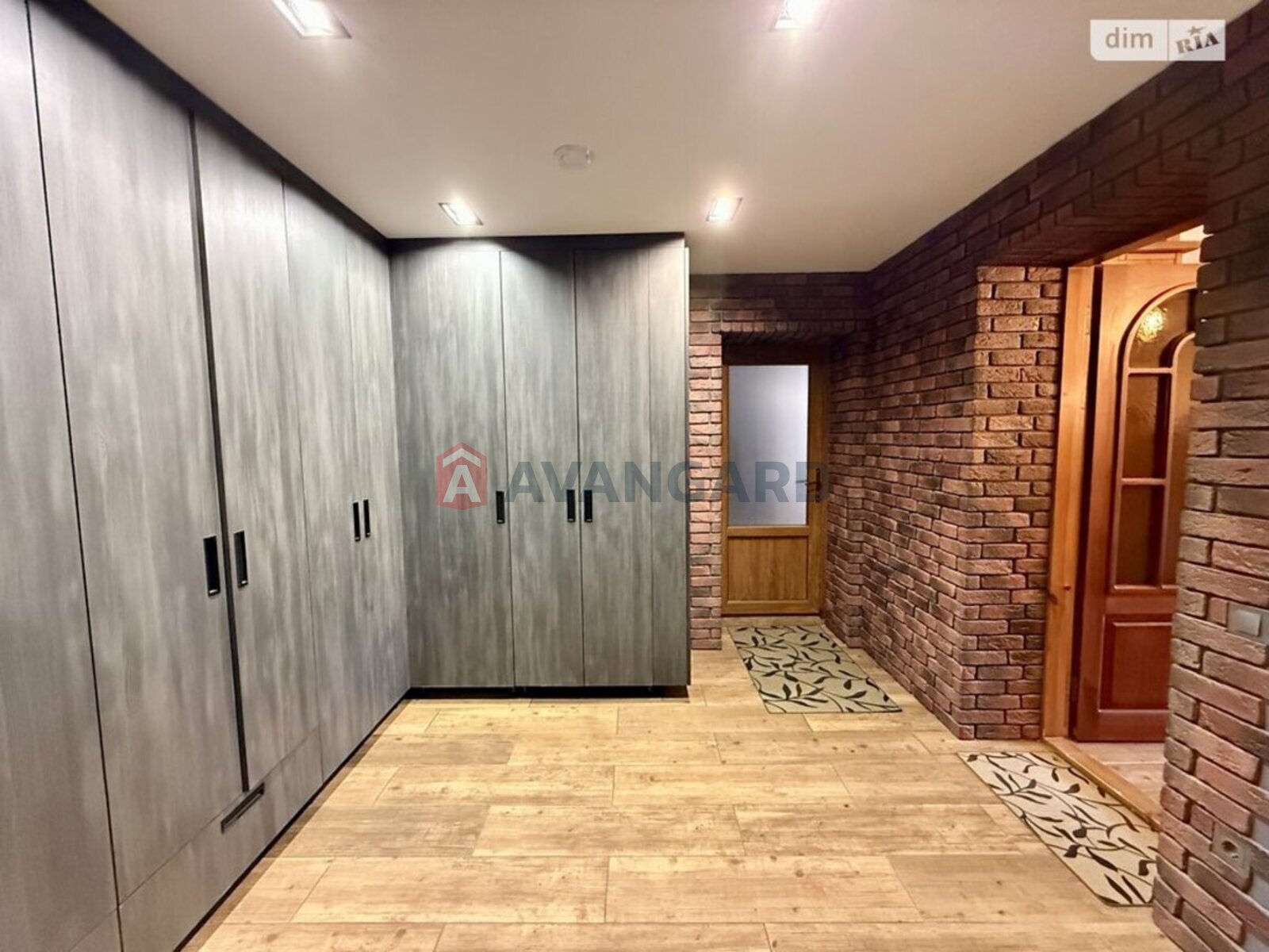 �������, 300 ��.�. ���� 17