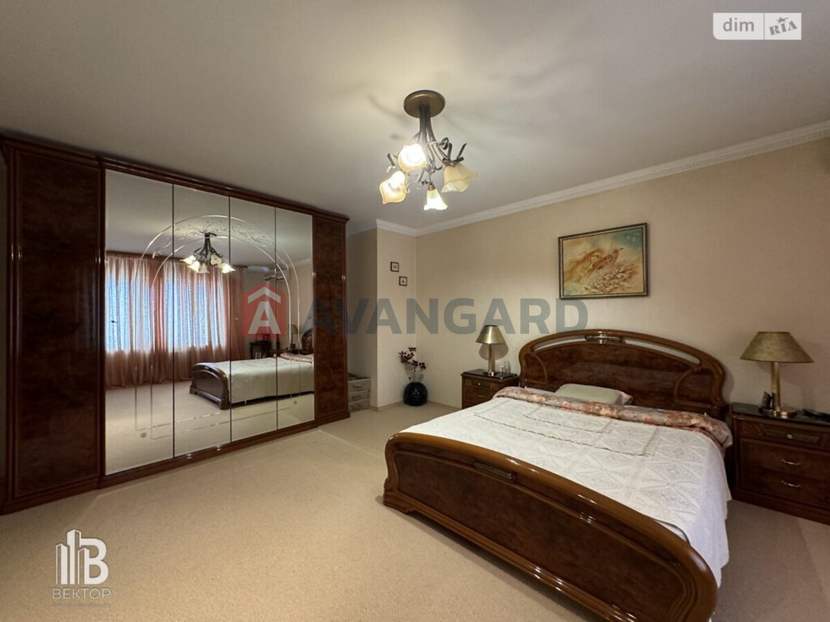 �������, 350 ��.�. ���� 18