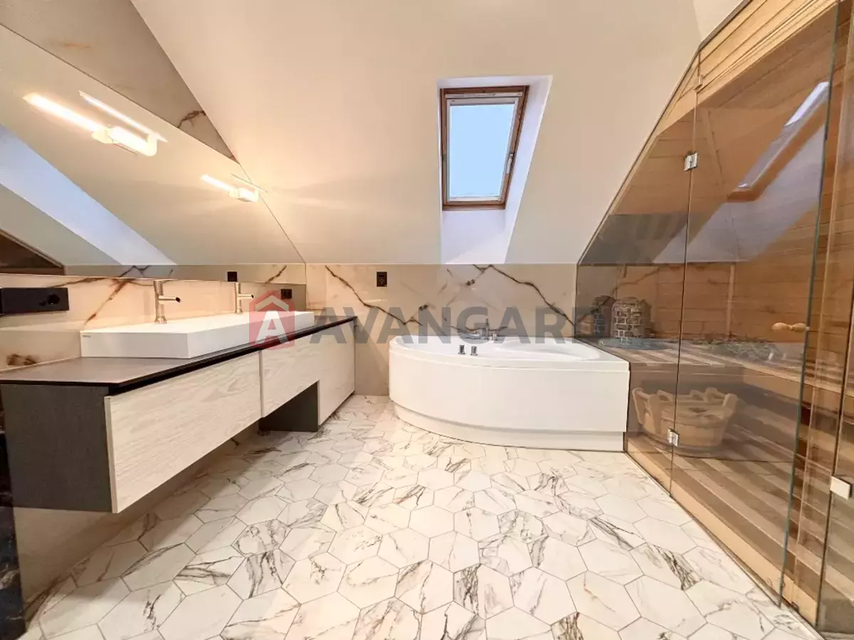 �������, 205 ��.�. ���� 16