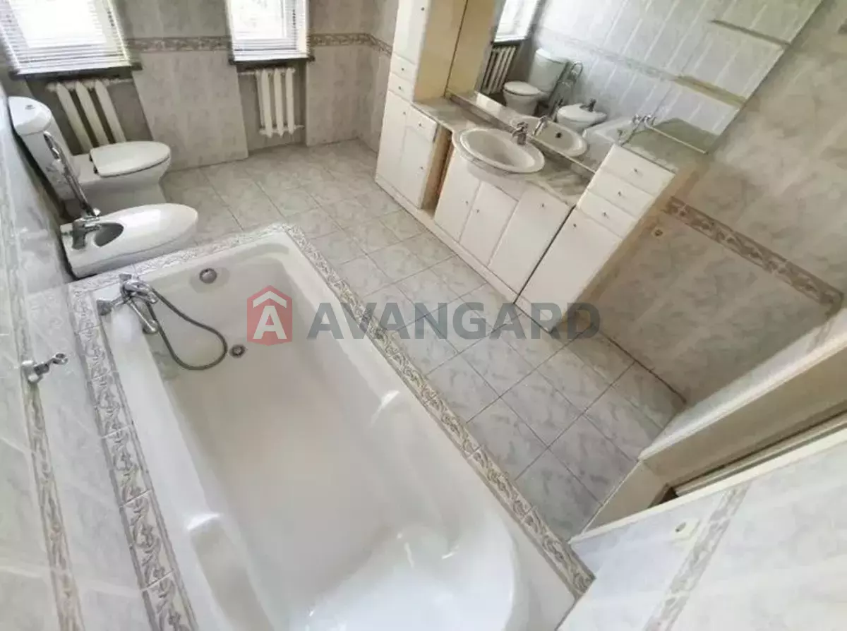 �������, 330 ��.�. ���� 8