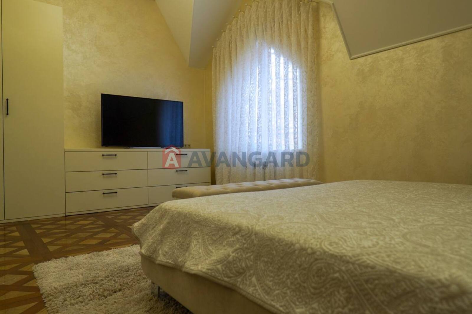 �������, 300 ��.�. ���� 9