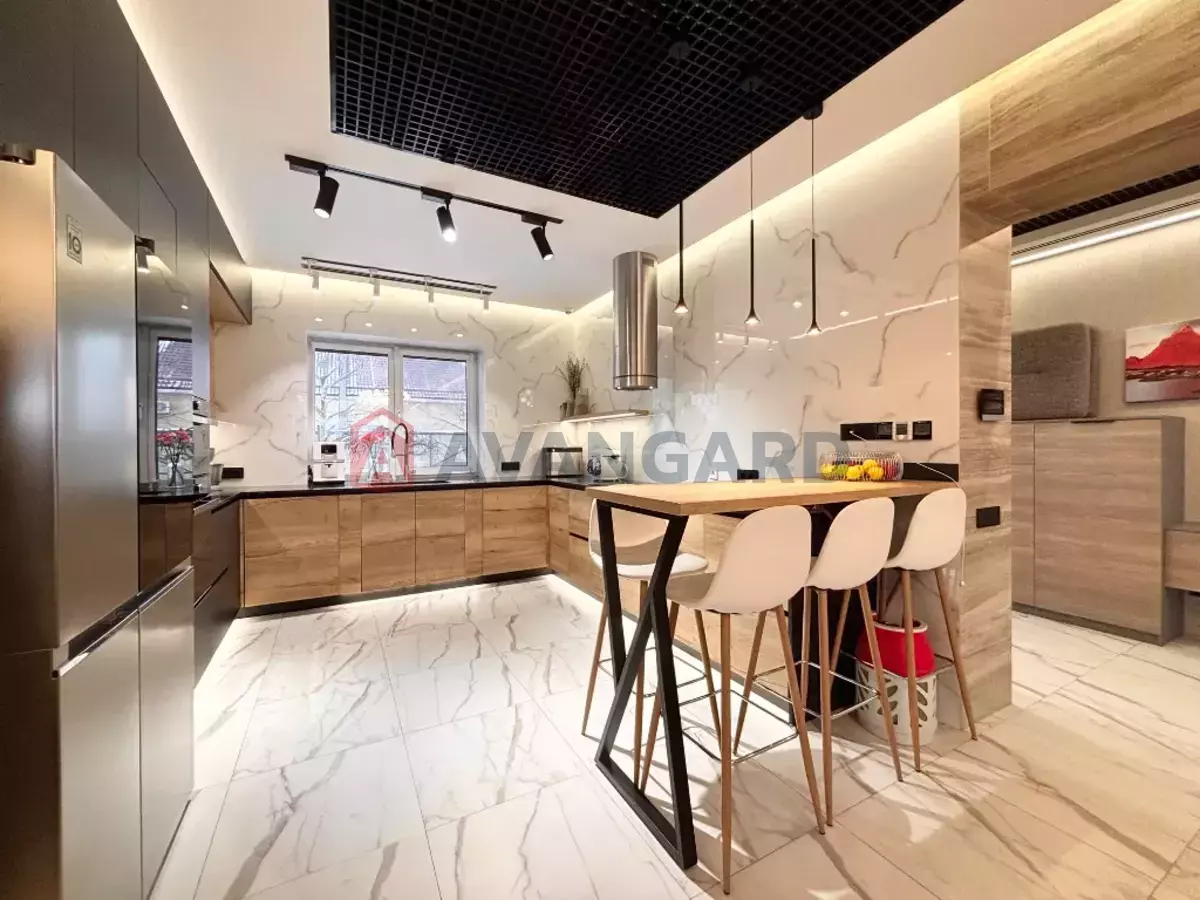 �������, 205 ��.�. ���� 10