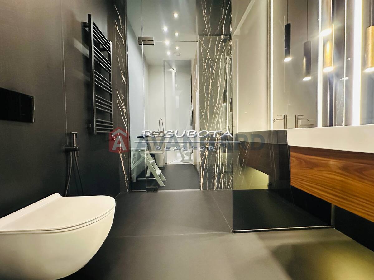 �������, 300 ��.�. ���� 16