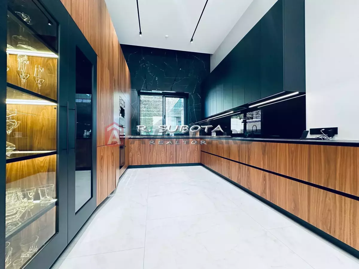 �������, 300 ��.�. ���� 18