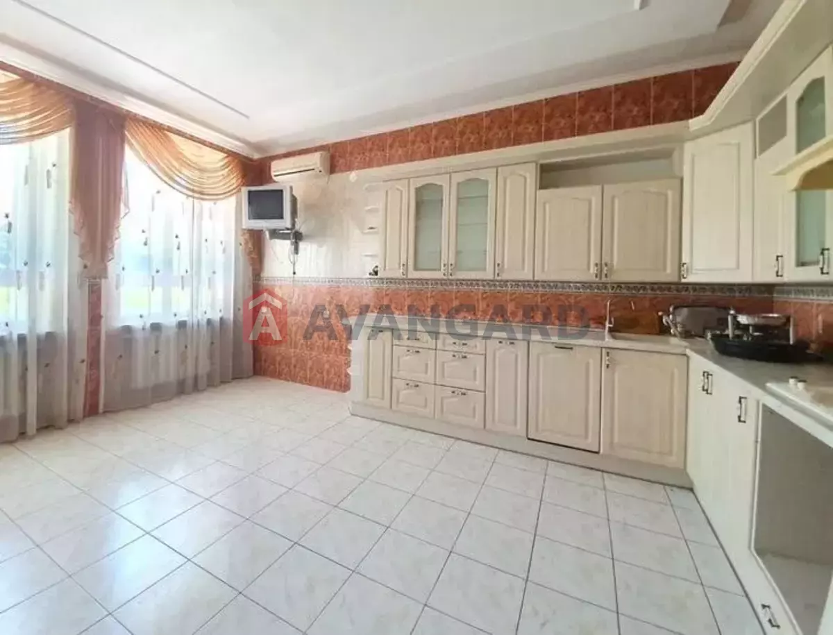 �������, 330 ��.�. ���� 4