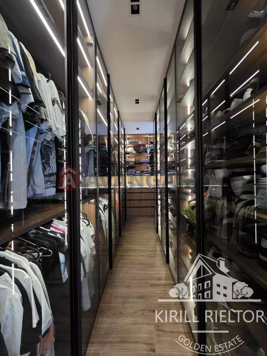 �������, 210 ��.�. ���� 11