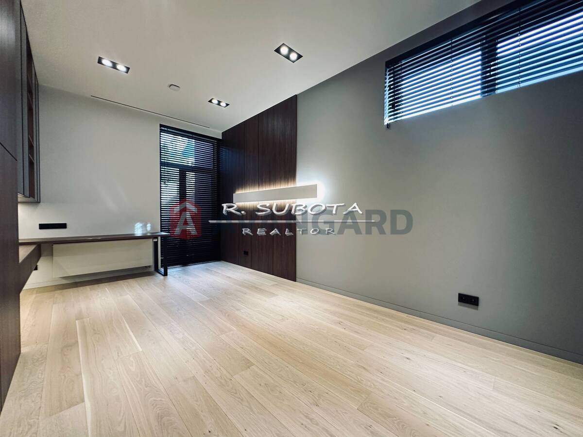 �������, 300 ��.�. ���� 10