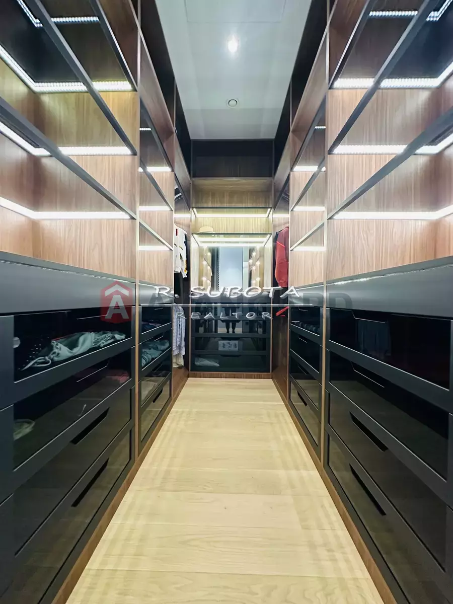 �������, 300 ��.�. ���� 19