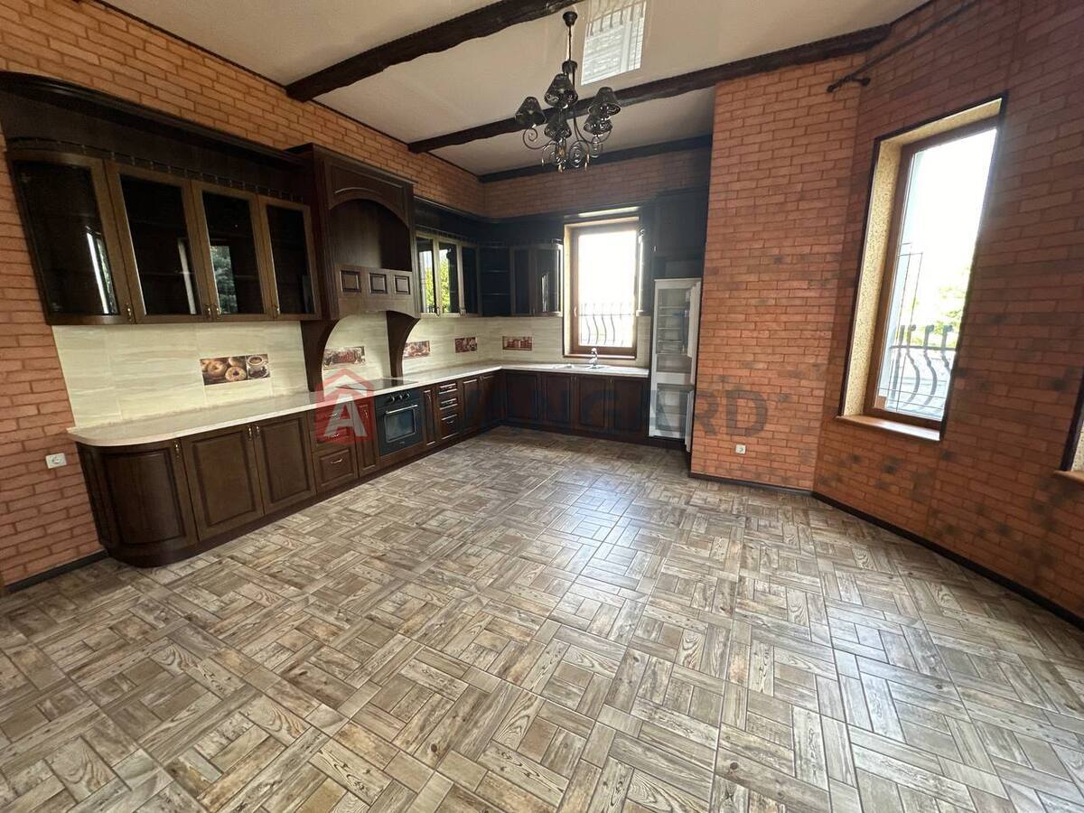 �������, 740 ��.�. ���� 10