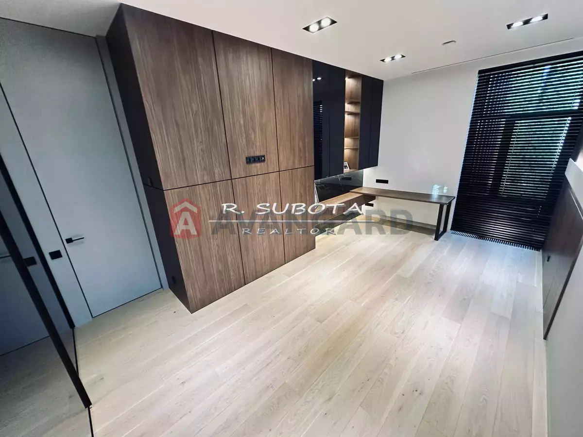 �������, 300 ��.�. ���� 17