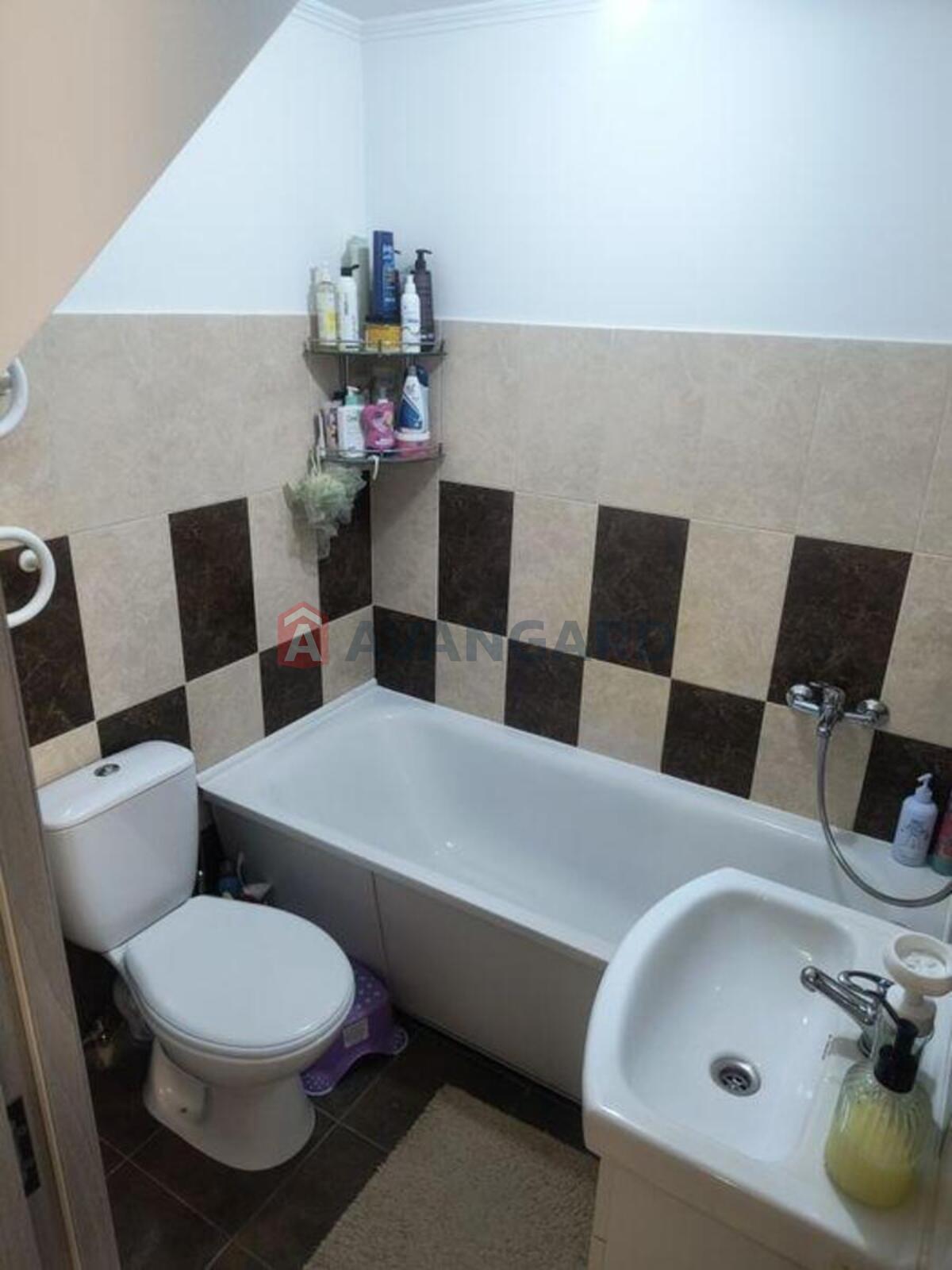 ��������, 70 ��.�. ���� 12