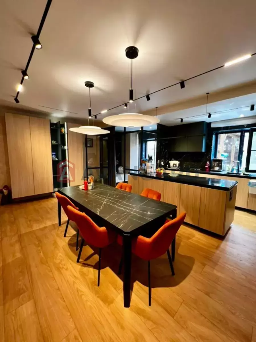 5 кім. квартира, 190/-/- кв. м., 1/5 поверх фото 1 5 кім. квартира, 190/-/- кв. м., 1/5 поверх фото 1