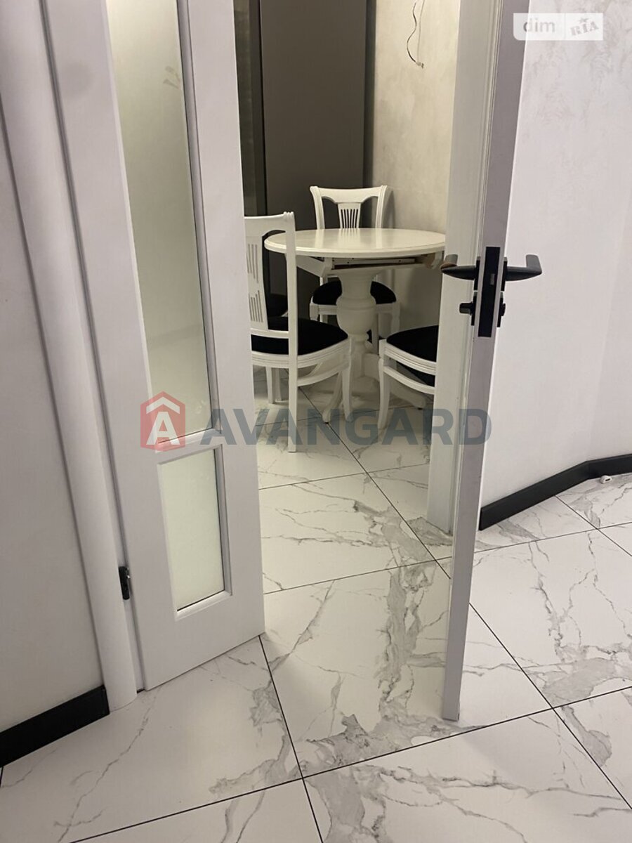 5 кім. квартира, 110/-/- кв. м., 10/10 поверх фото 7 5 кім. квартира, 110/-/- кв. м., 10/10 поверх фото 7